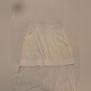 Columbia White Mini Skort Size Small Ruched Sides ￼ Pocket Front. GREAT fit